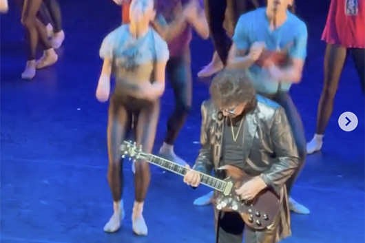 トニー・アイオミ、ブラック・サバスの名曲で踊るバレエ公演「Black Sabbath-The Ballet」で「Paranoid」を演奏