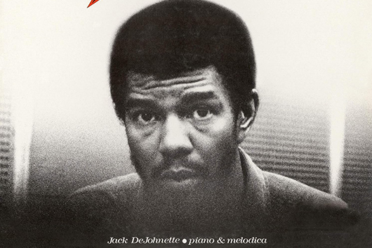 マイルス・デイヴィスのコラボレーター、伝説的ジャズ・ドラマーのジャック・ディジョネットが83歳で死去