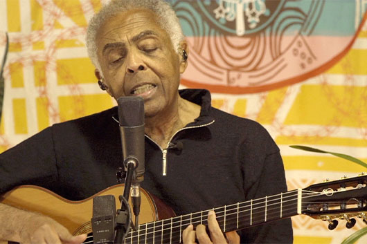 ジルベルト・ジルがコロナ禍中に行なった無観客ライヴ映像を劇場公開──『ジルベルト・ジル / ゴッド・イン・ヒズ・ガーデン』11/28より全国順次公開