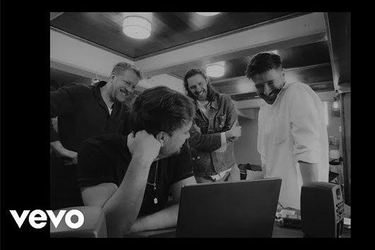マムフォード＆サンズ、ホージアとコラボした新曲「Rubber Band Man」MV公開