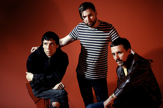 ザ・クリブス、1/9発売の新作『セリング・ア・ヴァイブ』より、セカンド・シングル／ビデオ「A Point Too Hard To Make」リリース