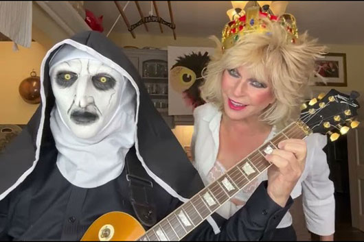 ロバート・フリップ&妻のトーヤ、AC/DCの「Highway to Hell」をカヴァー