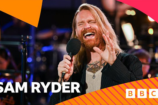 ブライアン・メイも絶賛、サム・ライダーがBBCの番組で「ボヘミアン・ラプソディ」をカヴァー