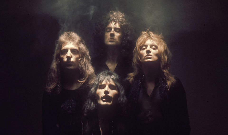 クイーンの代表作『オペラ座の夜』リリース50周年を記念して、タワーレコード渋谷店にてパネル展 “『オペラ座の夜』50周年 永遠なるボヘミアン・ラプソディ” 開催!