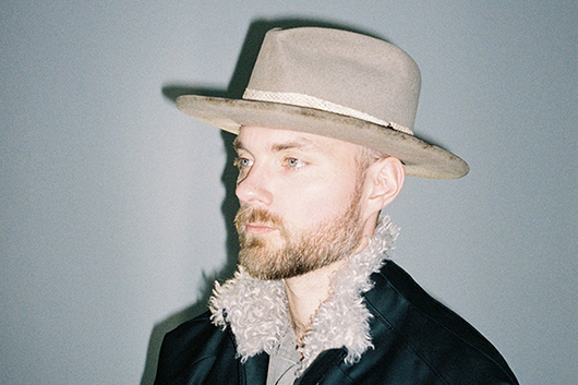 アイスランドの国民的シンガー、アウスゲイルが新作『ジュリア』より「Sugar Clouds」リリース。同曲ライヴ・セッション・ビデオも公開