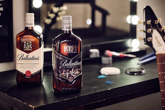 KISSがボトルにデザインされたウイスキー 「バランタイン ファイネスト