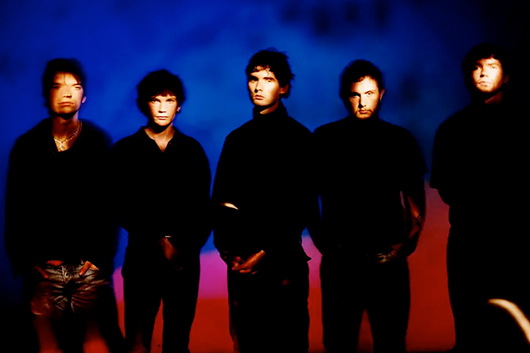 アイルランド発のアコーディオン奏者を擁するインディ・ロック・バンド、カーディナルズが新曲「Barbed Wire」とMVを公表