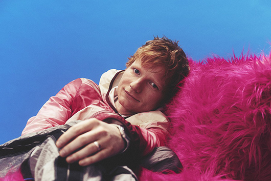 エド・シーラン、最新作『プレイ』に14曲の追加音源を携えたデラックス盤『プレイ(スーパー・デラックス・エディション)』をリリース!