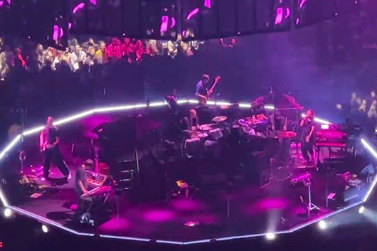 7年ぶりのツアー中のレディオヘッド、トム・ヨークが喉の感染症で一部日程を延期