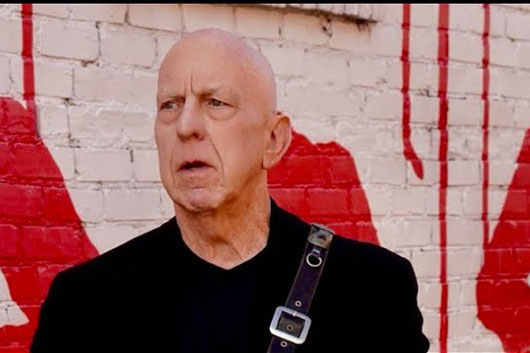 バーニー・リードン、最新アルバム『Too Late To Be Cool』からタイトル曲のMV公開