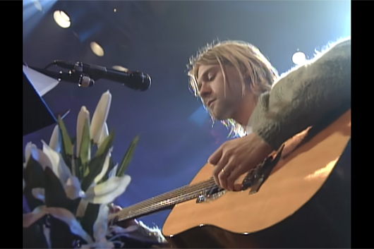 カート・コバーンが『MTVアンプラグド』で使用した“世界最高額のギター”マーティンD-18Eが英国の音楽大学に寄贈される