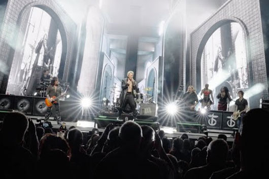 ビリー・アイドル、2025年ツアーを振り返る「Too Much Fun」のMVを公開