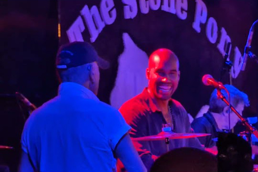 ブルース・スプリングスティーン、地元チャリティ・ショウ出演中に火災報知器がまさかの誤発報からの観客大合唱