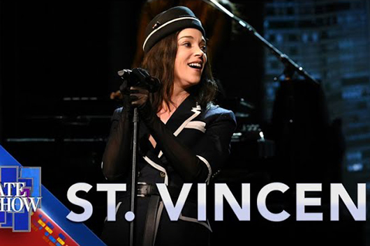 セント・ヴィンセント、デヴィッド・ボウイの「Young Americans」のカヴァー・パフォーマンスを公開