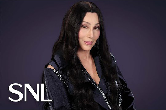 シェール、40年ぶりに『SNL』に出演、クリスマス・ソングのパフォーマンスを披露