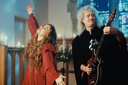 ブライアン・メイ、メキシコの女性シンガー、タリアのクリスマス・ソングで共演しビデオにも出演