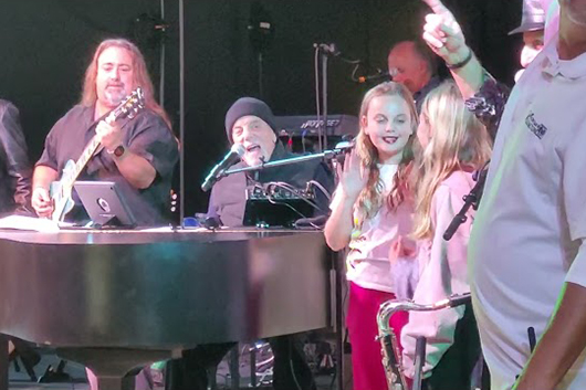 ビリー・ジョエル、正常圧水頭症公表後初めて公の場でパフォーマンスを披露