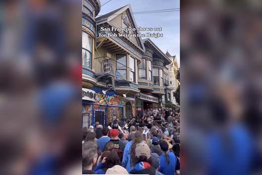 ボブ・ウィアーの訃報にデッドヘッズが聖地に集結。ポール、ディランらからも追悼ポストが続々と