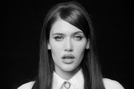 ワインハウスの再来!?　シエナ・スパイロが世界チャートを席巻中。バイラル・ヒット「Die On This Hill」MV公開