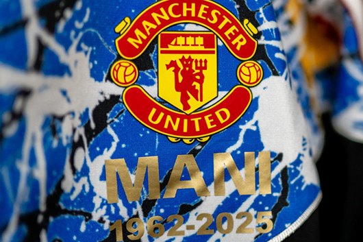 マンチェスター・ユナイテッド、長年の熱狂的サポーターだったストーン・ローゼズのマニを試合開始前に追悼