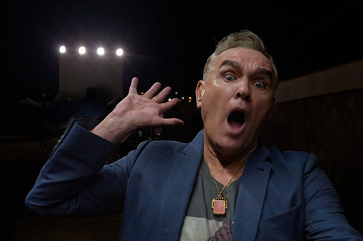 モリッシーが古巣サイアーに復帰！　通算14枚目の新作『メイクアップ・イズ・ア・ライ』、国内盤CDは3/18（水）発売！