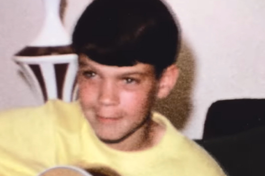 アレックス・ヴァン・ヘイレン、弟エディの誕生日に彼がギターを弾く幼い頃の動画を公開