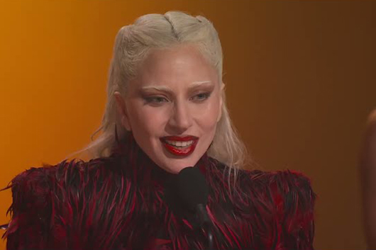 レディー・ガガ、来日公演の熱の冷めやらぬ中、第68回グラミー賞で主要2部門受賞。コメント和訳あり