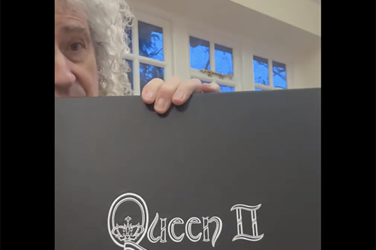 クイーンのブライアン・メイが再構築版『クイーンII』のボックスセットのアートワークを自ら初公開。一方ロジャー・テイラーは新曲をリリース