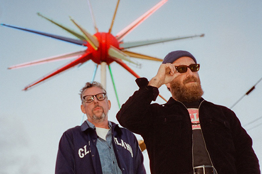 ザ・ブラック・キーズ、ガレージ・ロックの衝動とブルースの魂を現代的ポップ・センスが光る最新アルバム『Peaches!』5月リリース