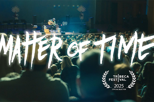 エディ・ヴェダーのドキュメンタリー映画『マター・オブ・タイム: 希望を歌にのせて』、Netflixで配信開始