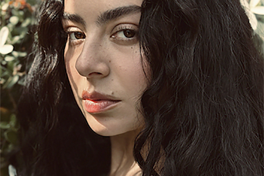 ポップ・シーンの革命児＝チャーリー xcx、『嵐が丘』からインスパイアされた待望の新作『Wuthering Heights』リリース！