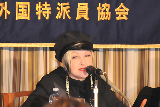 シンディ・ローパー、東日本大震災時を語る──日本外国特派員協会における貴重な記者会見映像『歴史の証言〜あの日 何が語られたのか〜』初公開！