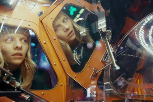 TOMORA、デビュー・アルバム『カム・クローサー』から、ニュー・シングル「サムウェア・エルス」を公開!