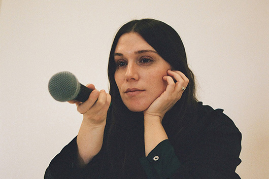 シカゴを拠点に活動するシンガー・ソングライター、ジア・マーガレット。来日公演を経てニュー・アルバム『Singing』発売