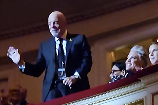 ビリー・ジョエル、カーネギー・ホールでの自身の功績を讃えるコンサートに出席、錚々たる面々のパフォーマンスを堪能