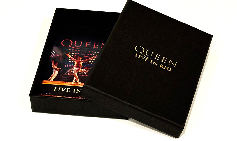 クイーン史上最大スケールだったビッグ・イベント『LIVE IN RIO』が、スマホでいつでもどこでも。配信カードとともにオフィシャル・パンフレットも同時発売!