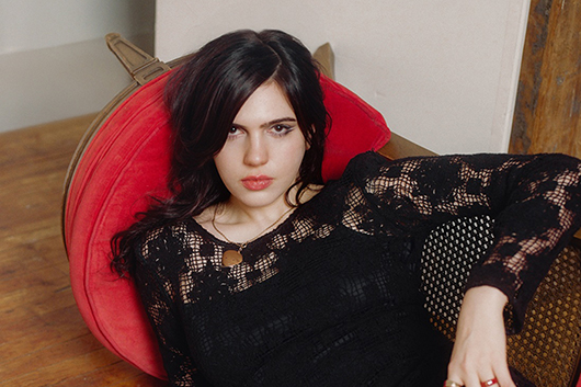 ジュリア・カミング、4/24発売のソロ・デビュー作『ジュリア』よりセカンド・シングル「Please Let Me Remember This」リリース