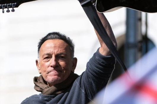 ブルース・スプリングスティーン、3/28ミネアポリス「No Kings」集会で叫び、歌う