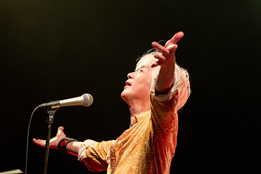 人見元基（VOW WOW）is Back!!、『至宝』の歌声再び！──初ソロ作は洋楽スタンダード・カヴァー・アルバム