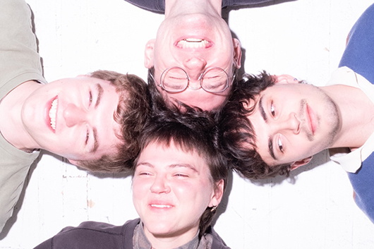 フジロック '26出演も決定の、4人組になったシカゴのフリコ。今月発売の新作よりサード・シングル「Still Around」リリース