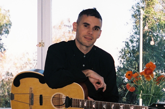 元ヴァンパイア・ウィークエンドでアーティスト/プロデューサーのロスタム、自身の最新シングル「Like a Spark」について語る映像を公開