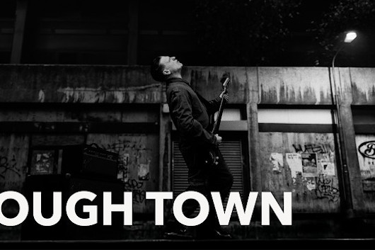 5/6発売ブライアン・アダムスのオリジナル・アルバム未収録曲集『タフ・タウン』より新曲「タフ・タウン」のMV公開!