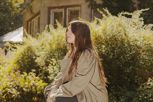 シカゴのシンガー・ソングライター、ジア・マーガレット、間も無く発売の新作『Singing』よりシングル/ビデオ「Alive Inside」リリース