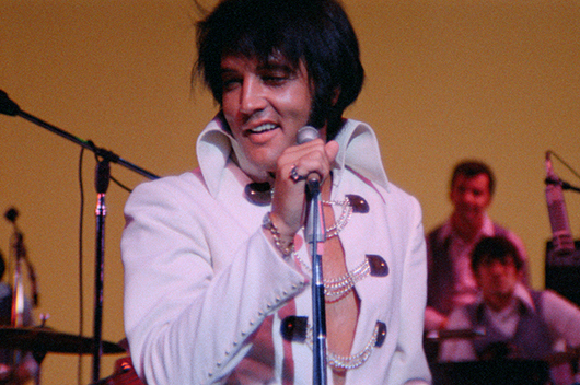 5月公開映画『EPiC/エピック エルヴィス・プレスリー・イン・コンサート』、スーパースターの素顔を捉えた超貴重カット初解禁!!! 監督コメントも到着!!