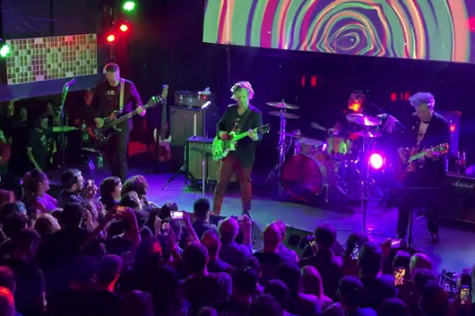 グリーン・デイのビリー・ジョー、サイドプロジェクトのザ・カヴァラップスのライヴで過去の名曲の数々をオマージュ