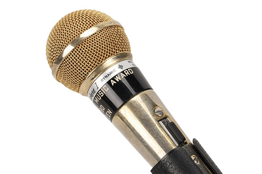 様々な有名ミュージシャンたちの貴重なメモラビリアがオークションに。目玉はクイーンのロードクルーを務めたピーター・ヒンスの秘蔵コレクション