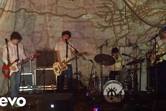 フリコ、間も無く発売の新作より最新シングル「Still Around」のライヴ映像を公開