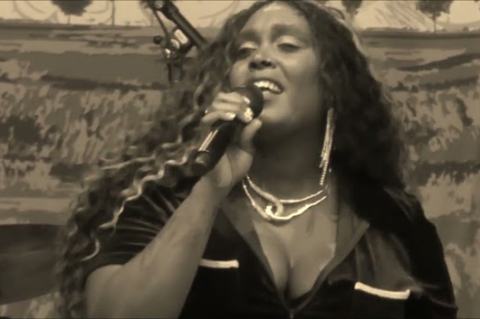 ボブ・ディラン夏の全米ツアーで前座を務めるカントリー・シンガー・ソングライター、ブリトニー・スペンサー。その抜擢の経緯を語る