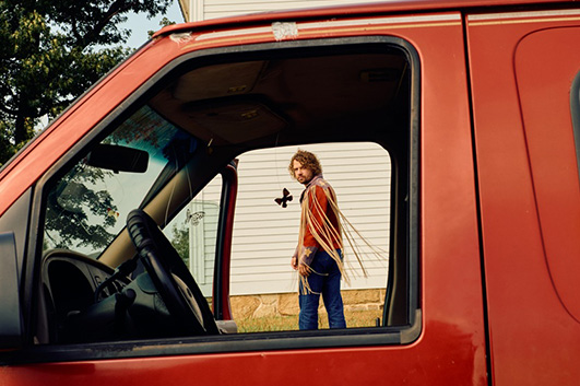 ケヴィン・モービー、5/15発売の新作『リトル・ワイド・オープン』よりサード・シングル「Badlands」リリース