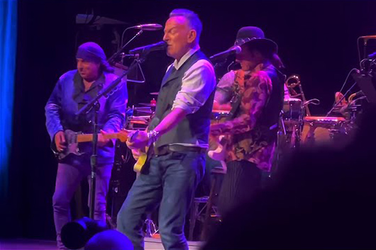 ブルース・スプリングスティーン、元ザ・ドアーズらと「Light My Fire」を、パティ・スミスらと「People Have The Power」をライヴ演奏